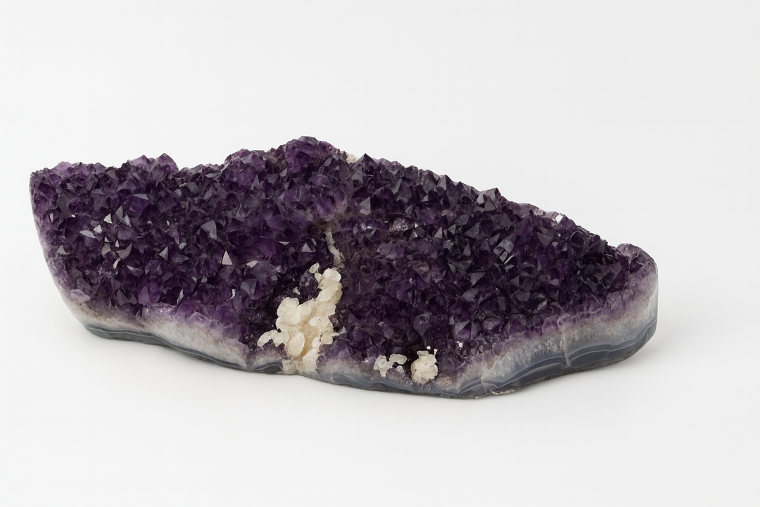 Amethyst Druse mit Calcit– Brasilianisches Unikat für luxuriöse Interiors