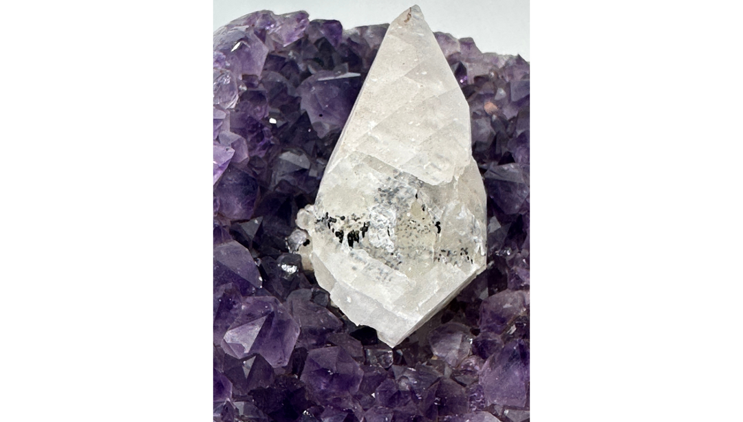 Amethyst-Druse mit Calcit und schwarzen Mineraleinschlüssen – Einzelstück