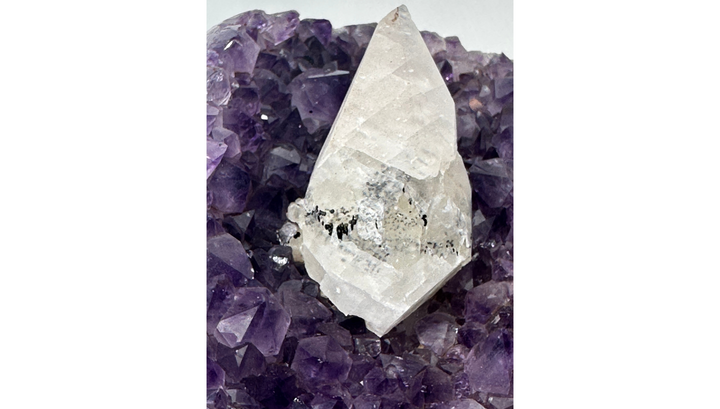 Amethyst-Druse mit Calcit und schwarzen Mineraleinschlüssen – Einzelstück