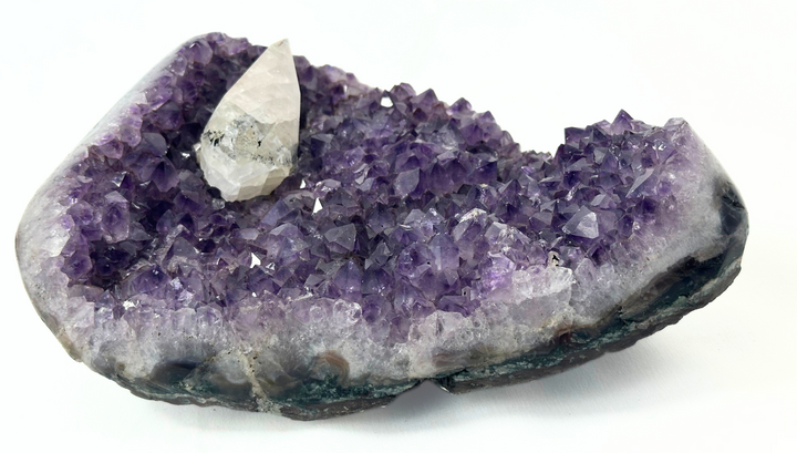 Amethyst-Druse mit Calcit und schwarzen Mineraleinschlüssen – Einzelstück