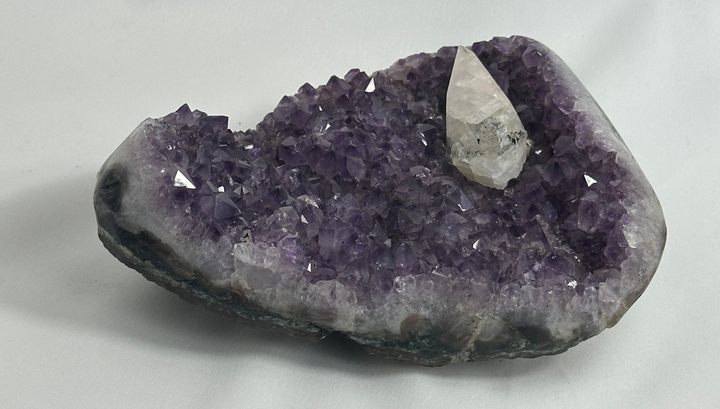 Amethyst-Druse mit Calcit und schwarzen Mineraleinschlüssen – Einzelstück