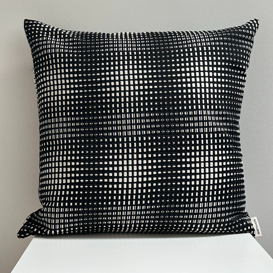 Dimensionen – Handgefertigtes Jacquard-Kissen