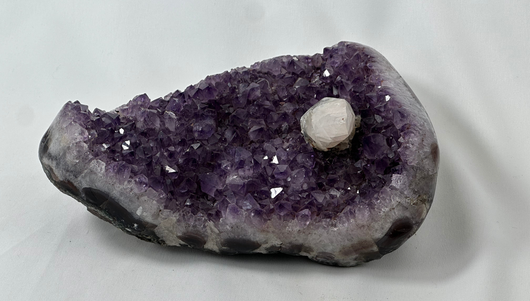 Amethyst-Druse mit Calcit und schwarzen Mineraleinschlüssen – Einzelstück