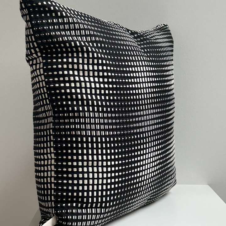 Dimensionen – Handgefertigtes Jacquard-Kissen