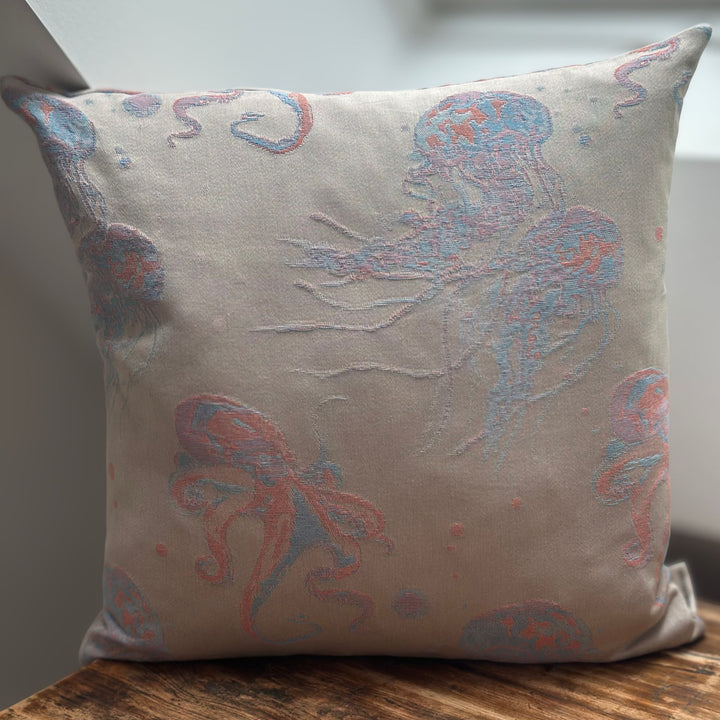 Handgemachtes Zierkissen mit Ozean-Motiv als eleganter Farbakzent im skandinavisch eingerichteten Wohnzimmer