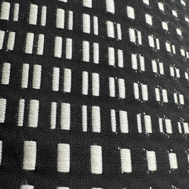 Dimensionen – Handgefertigtes Jacquard-Kissen