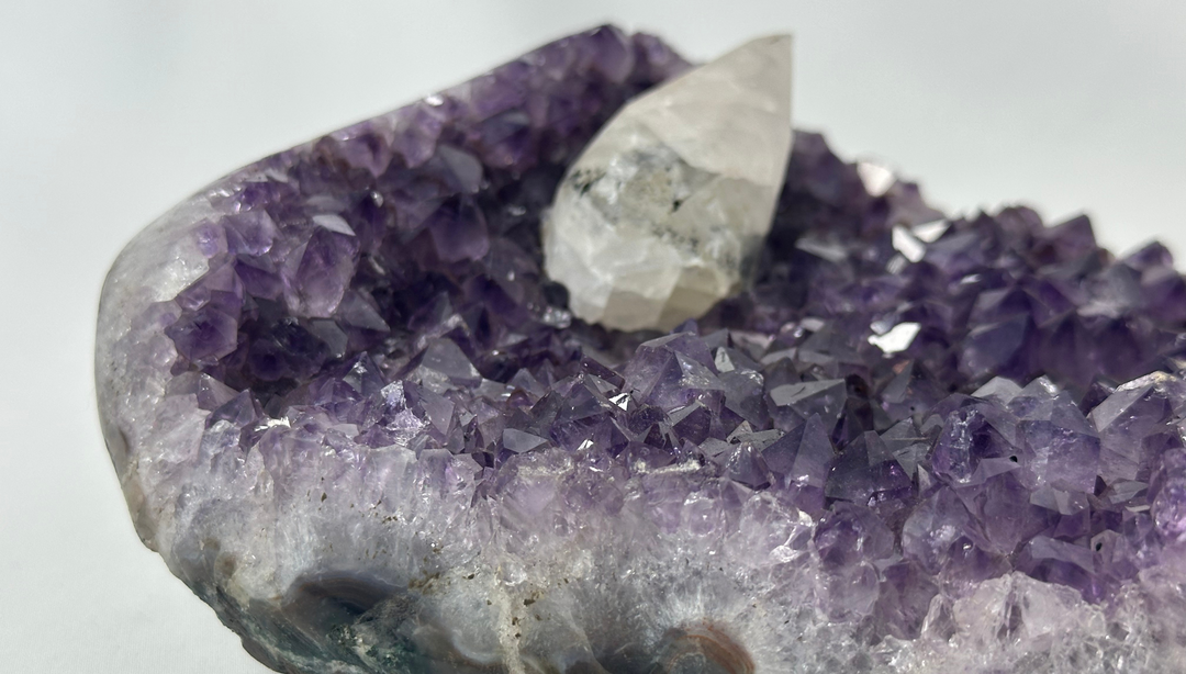 Amethyst-Druse mit Calcit und schwarzen Mineraleinschlüssen – Einzelstück