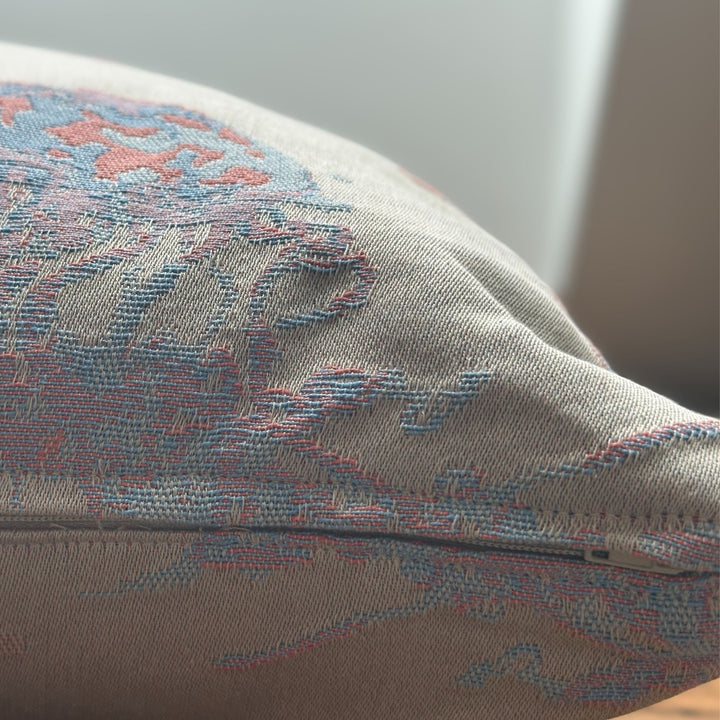 Hochwertiger Kissenbezug mit handgestickten Meerestieren, perfekt für moderne Wohnräume