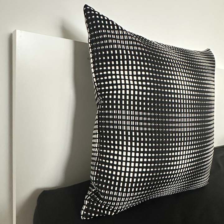 Dimensionen – Handgefertigtes Jacquard-Kissen