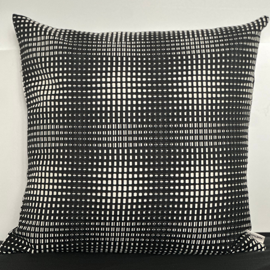 Dimensionen – Handgefertigtes Jacquard-Kissen