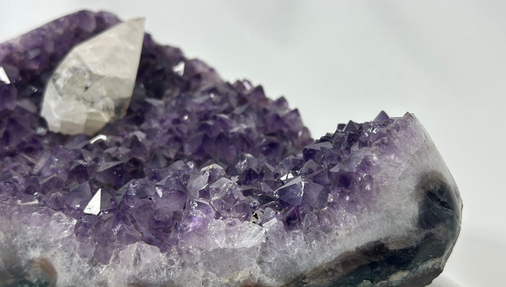 Amethyst-Druse mit Calcit und schwarzen Mineraleinschlüssen – Einzelstück