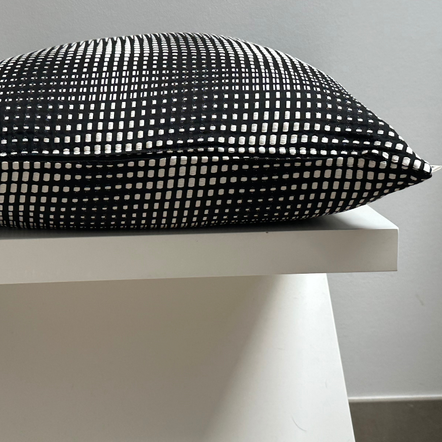 Dimensionen – Handgefertigtes Jacquard-Kissen
