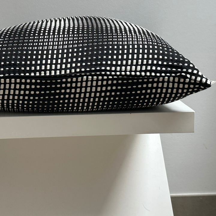 Dimensionen – Handgefertigtes Jacquard-Kissen