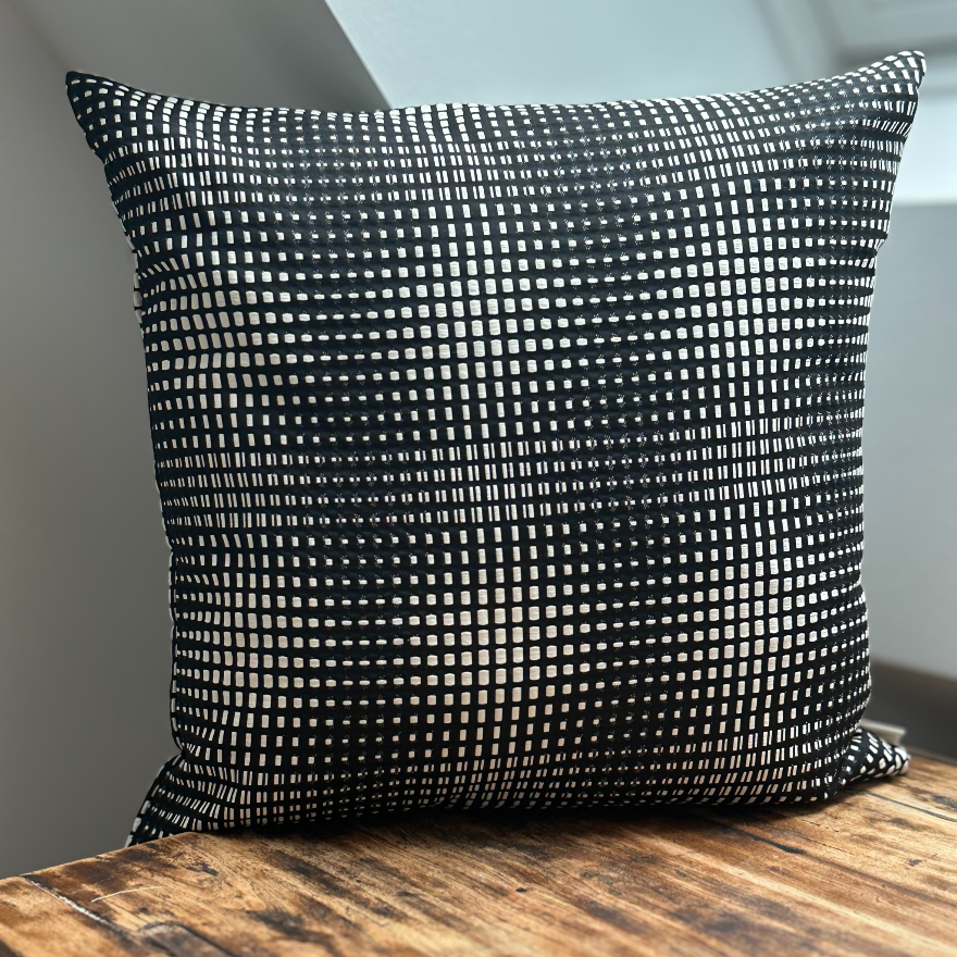 Dimensionen – Handgefertigtes Jacquard-Kissen
