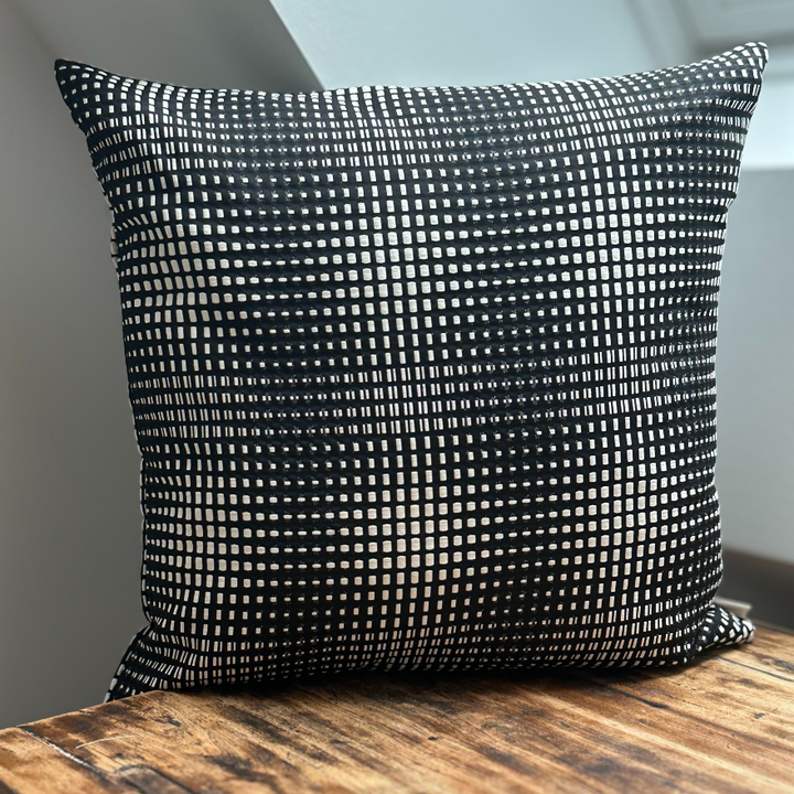 Dimensionen – Handgefertigtes Jacquard-Kissen